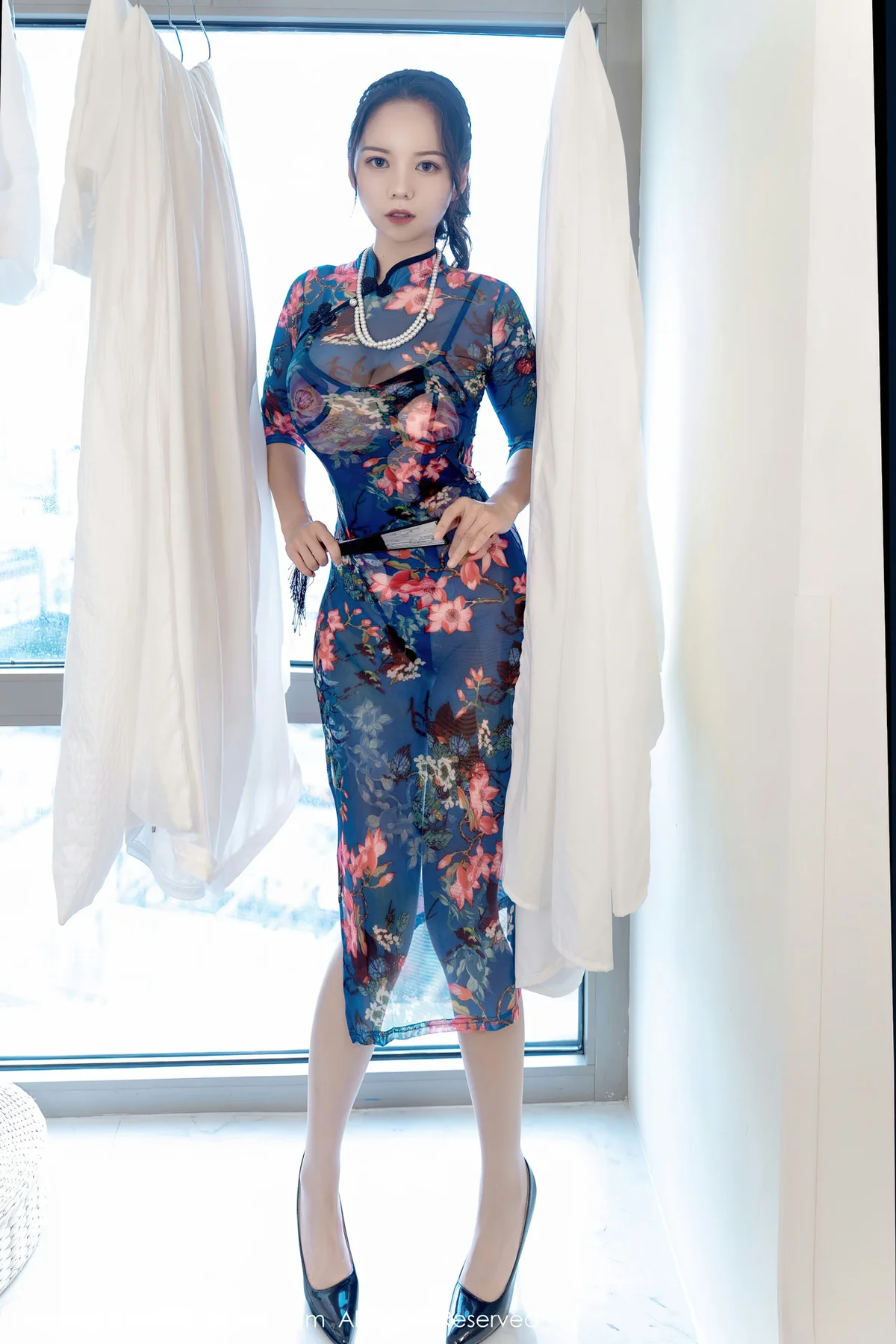 XiuRen 秀人 No.5819 大美妞儿 弹力永动机透明旗袍蕾丝肉袜 - 1