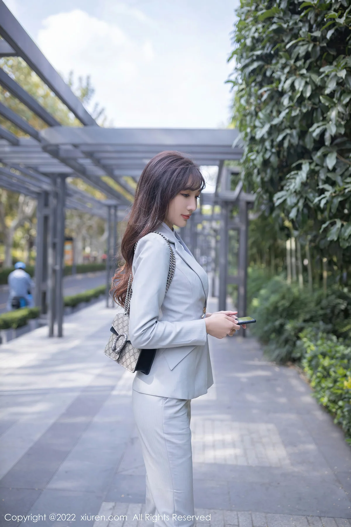 XiuRen 秀人 No.5840 陆萱萱 催眠主题拍摄灰色制服北京旅拍111 - 1