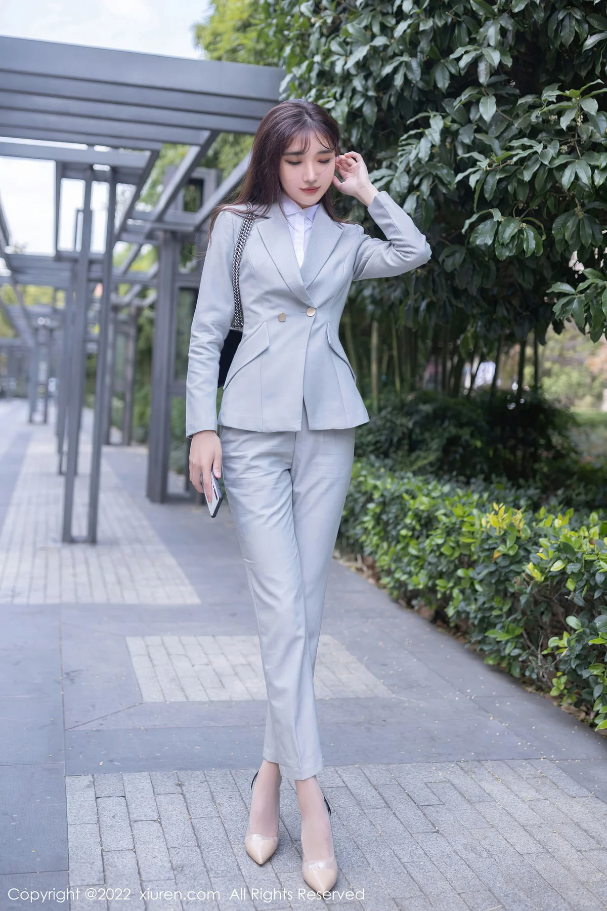 XiuRen 秀人 No.5840 陆萱萱 催眠主题拍摄灰色制服北京旅拍111 - 2