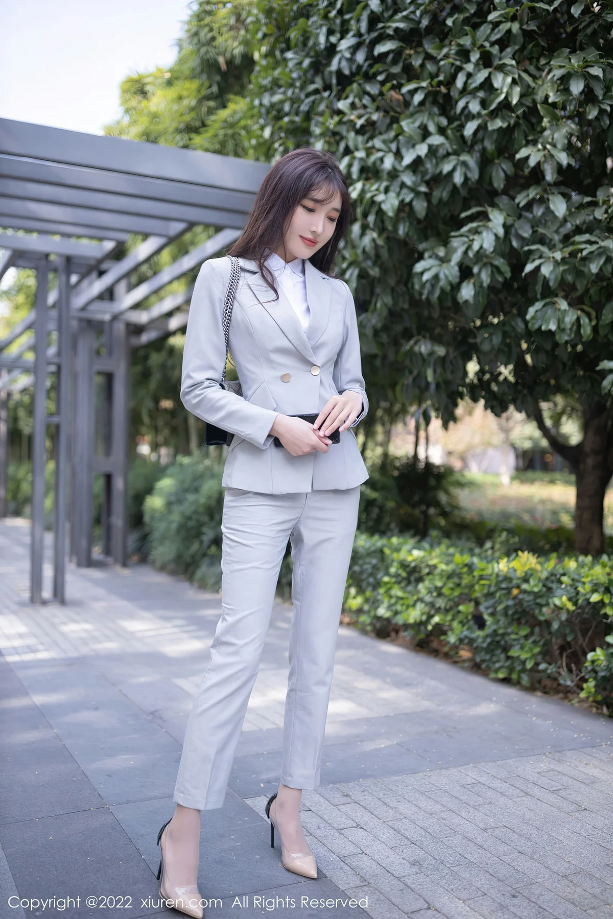 XiuRen 秀人 No.5840 陆萱萱 催眠主题拍摄灰色制服北京旅拍111 - 3