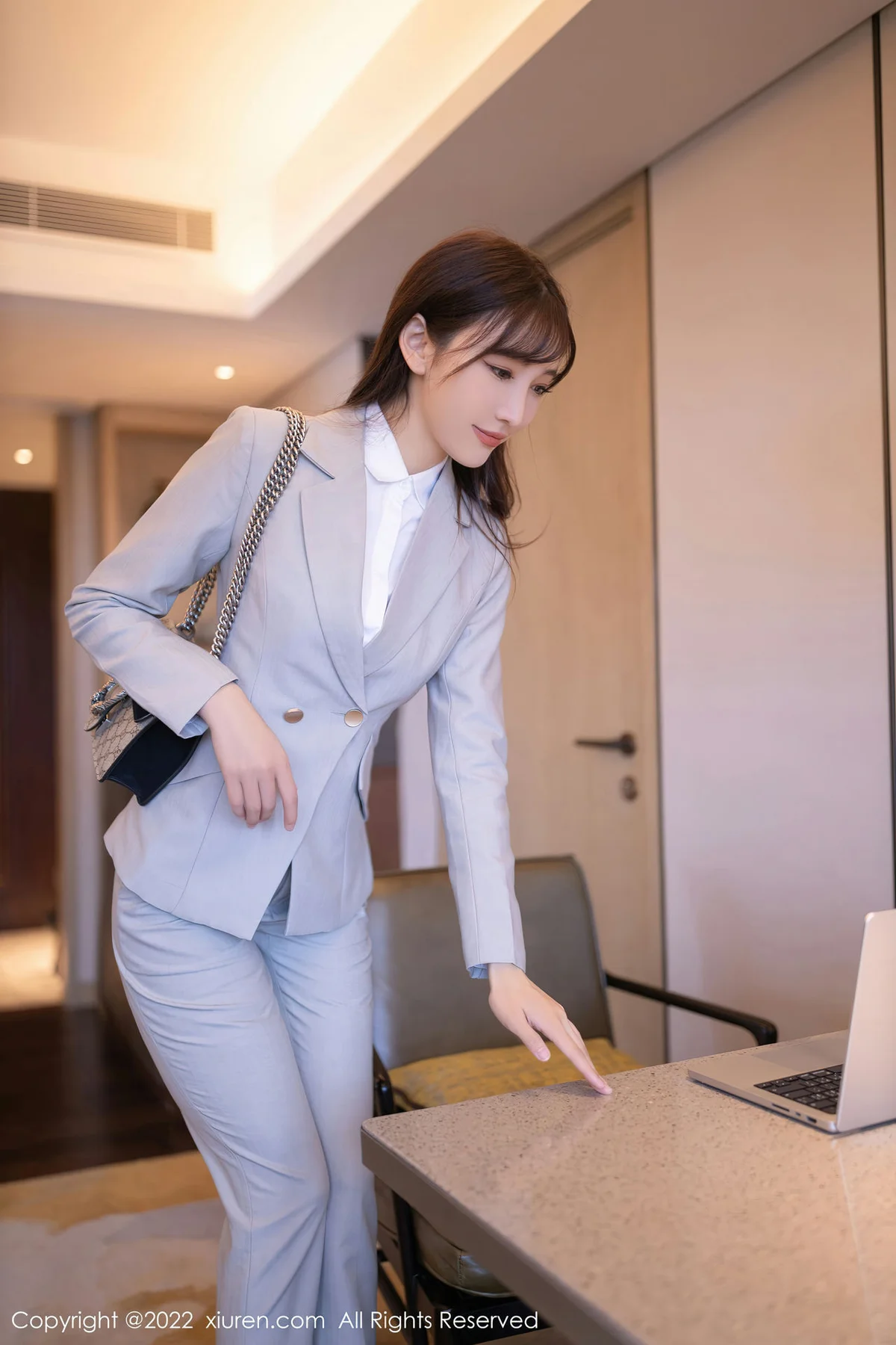 XiuRen 秀人 No.5840 陆萱萱 催眠主题拍摄灰色制服北京旅拍111 - 7