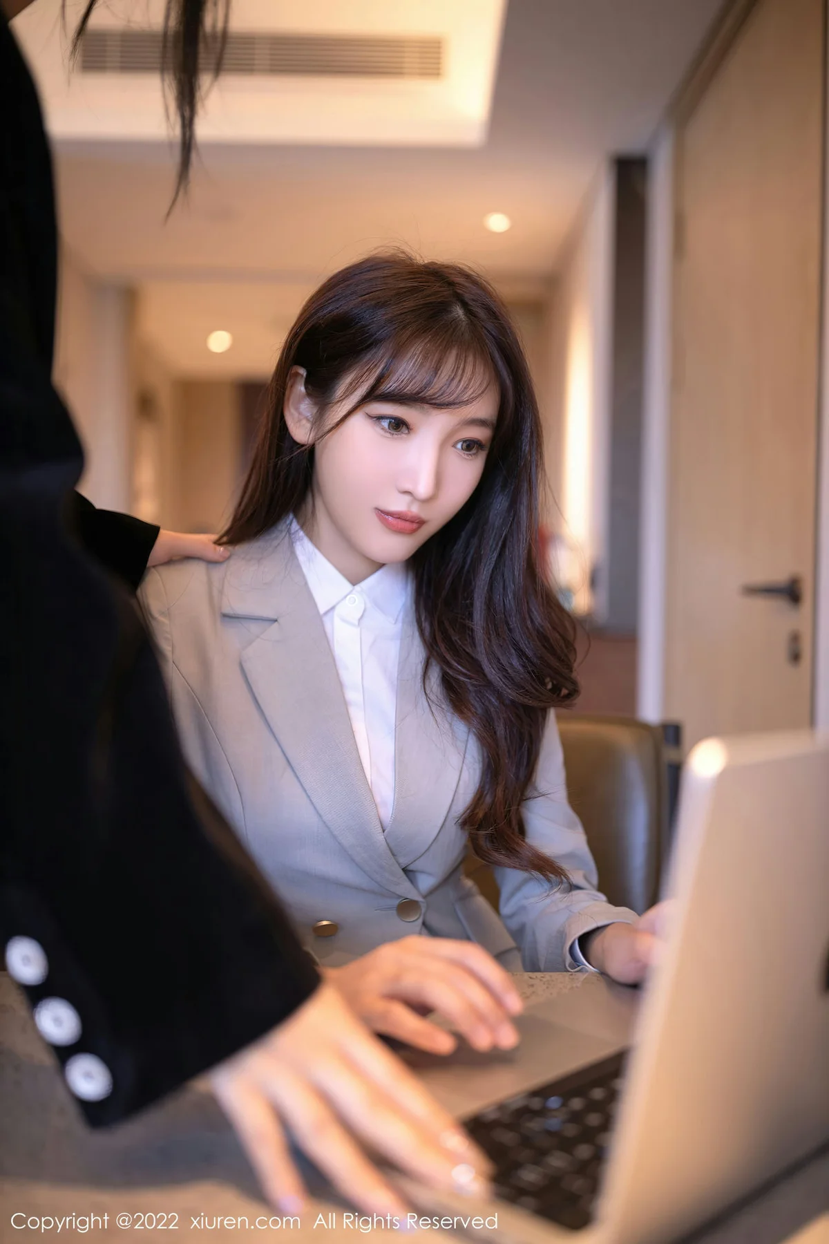 XiuRen 秀人 No.5840 陆萱萱 催眠主题拍摄灰色制服北京旅拍111 - 8