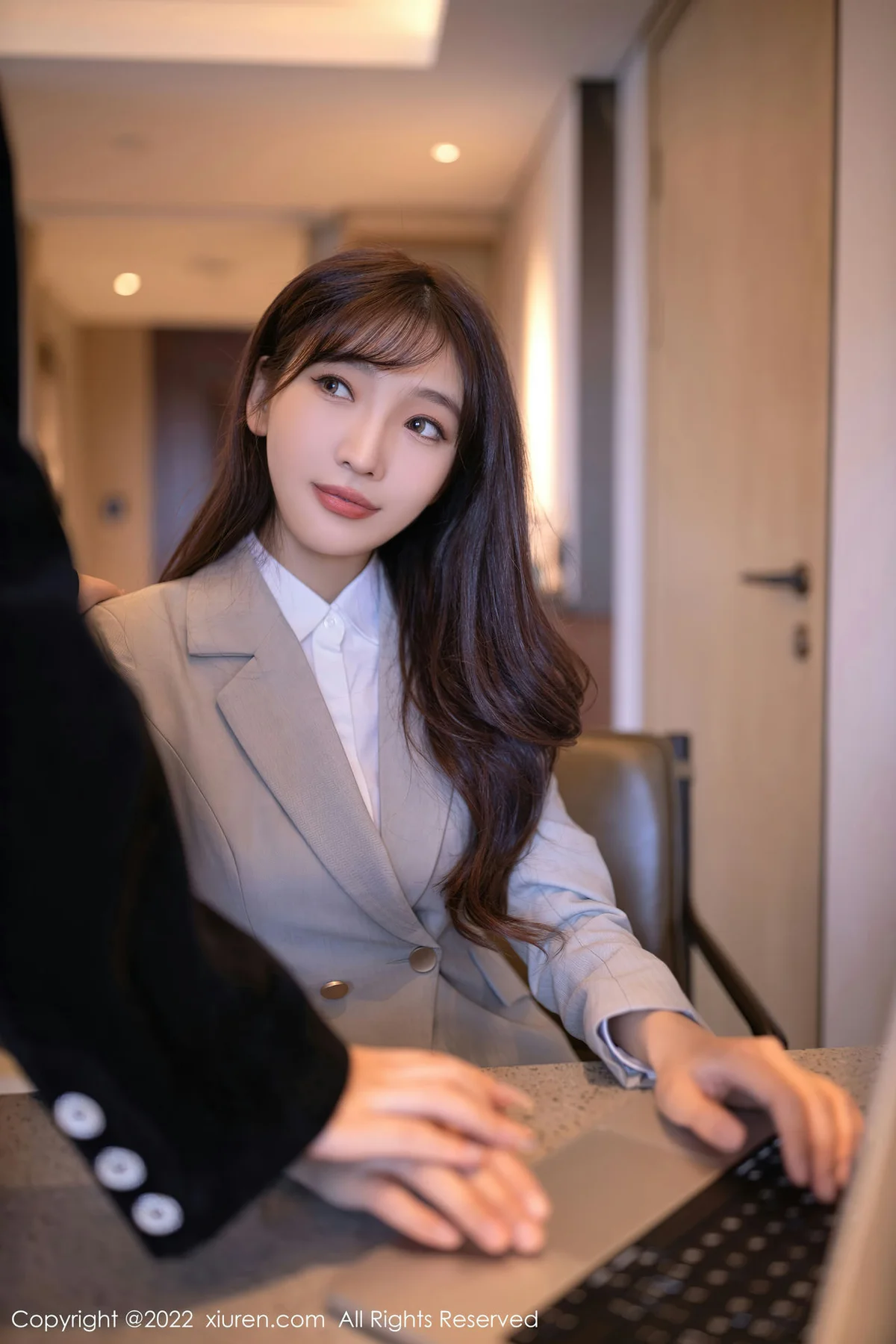 XiuRen 秀人 No.5840 陆萱萱 催眠主题拍摄灰色制服北京旅拍111 - 9
