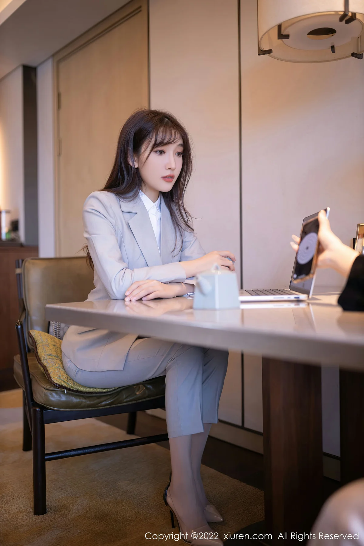 XiuRen 秀人 No.5840 陆萱萱 催眠主题拍摄灰色制服北京旅拍111 - 3