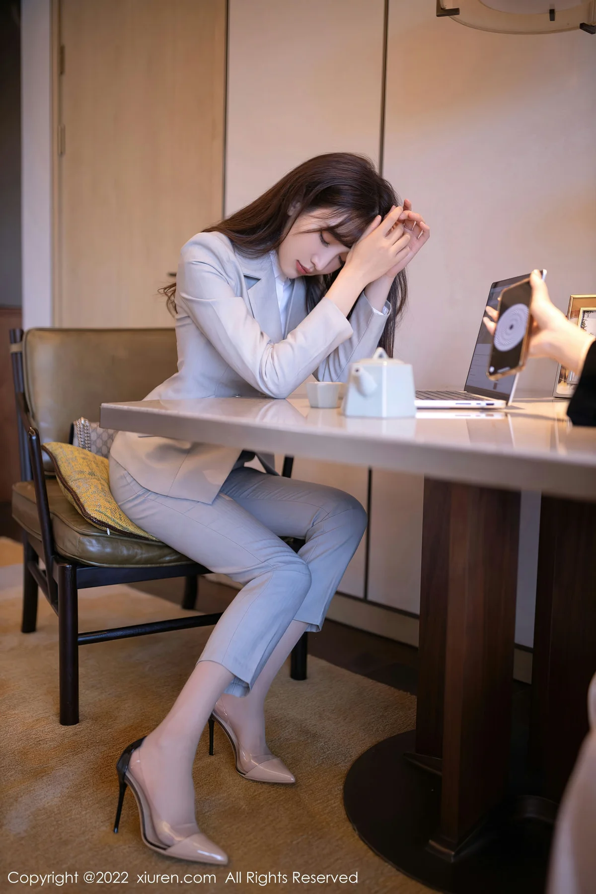 XiuRen 秀人 No.5840 陆萱萱 催眠主题拍摄灰色制服北京旅拍111 - 4