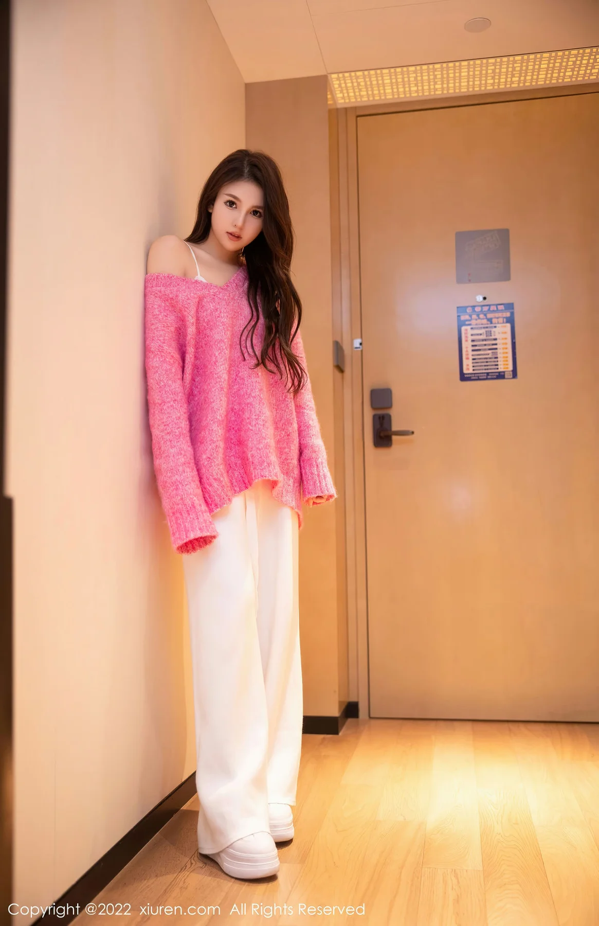 XiuRen 秀人 No.5975 美羊羊 玫红色毛线上衣性感写真 - 2