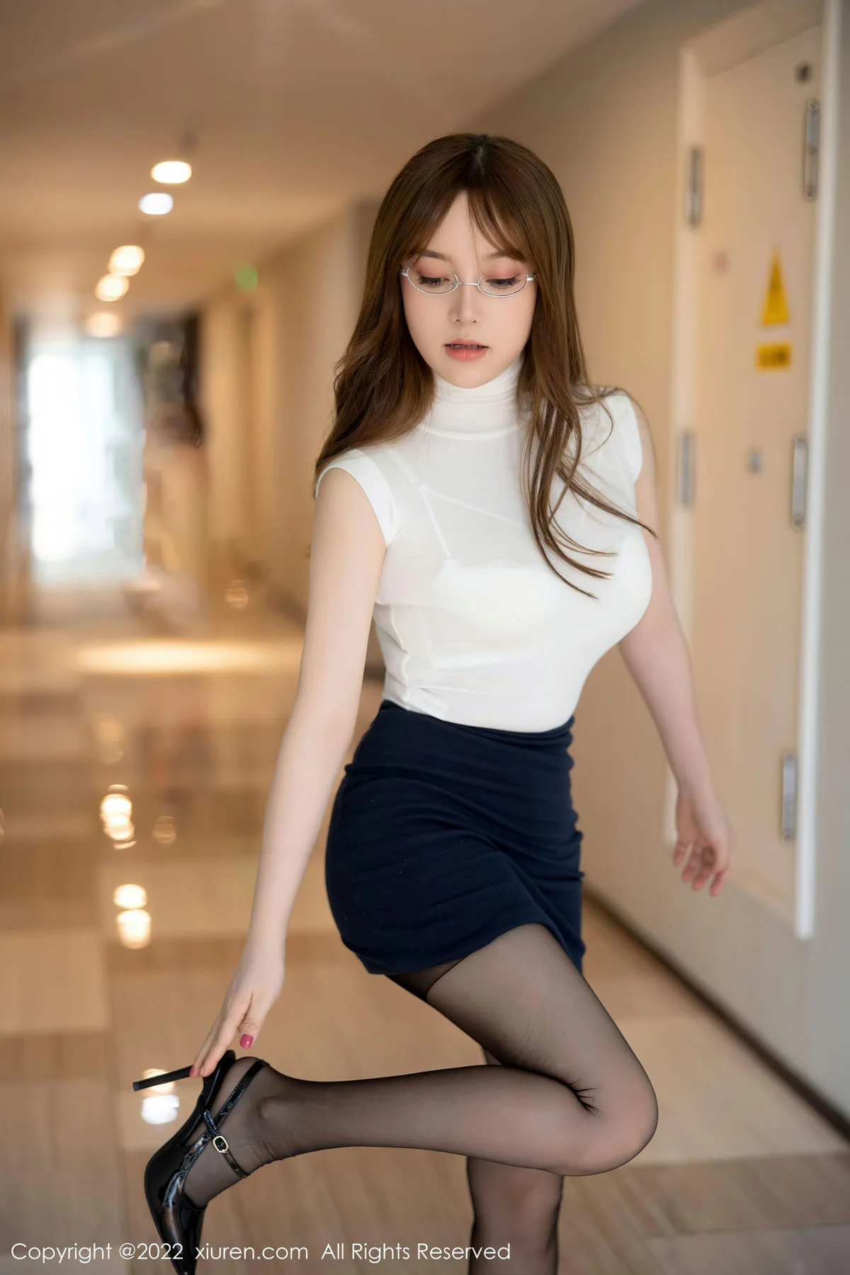 XiuRen 秀人 No.6005 豆瓣酱 白色轻透短裙性感写真 - 4