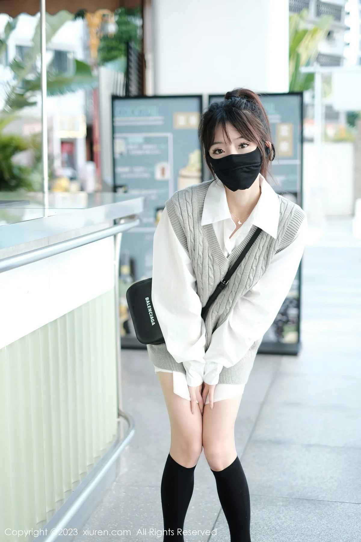 XiuRen 秀人 No.6145 佘贝拉bella 黑色长筒袜旅拍 - 1