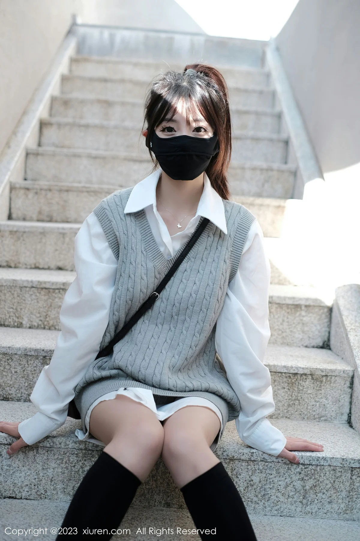 XiuRen 秀人 No.6145 佘贝拉bella 黑色长筒袜旅拍 - 2