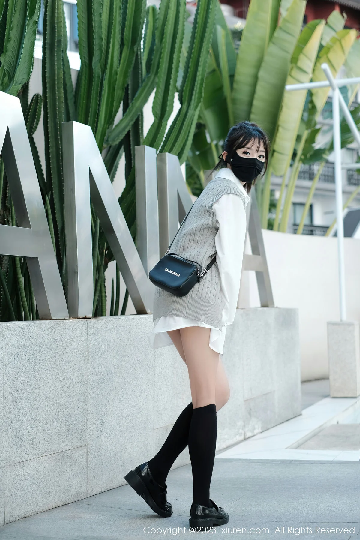 XiuRen 秀人 No.6145 佘贝拉bella 黑色长筒袜旅拍 - 5