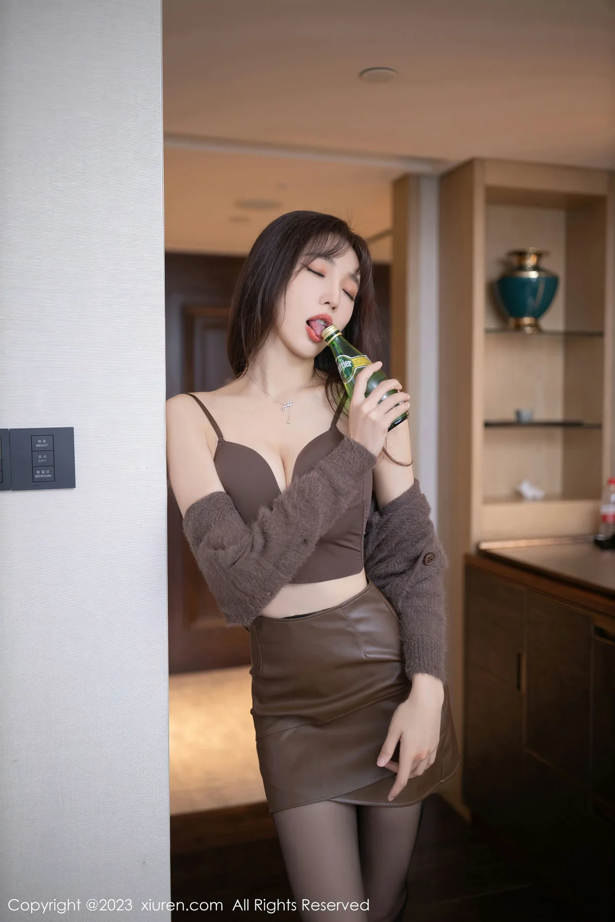 XiuRen 秀人 No.6165 陆萱萱 醉酒调教主题性感写真 - 6