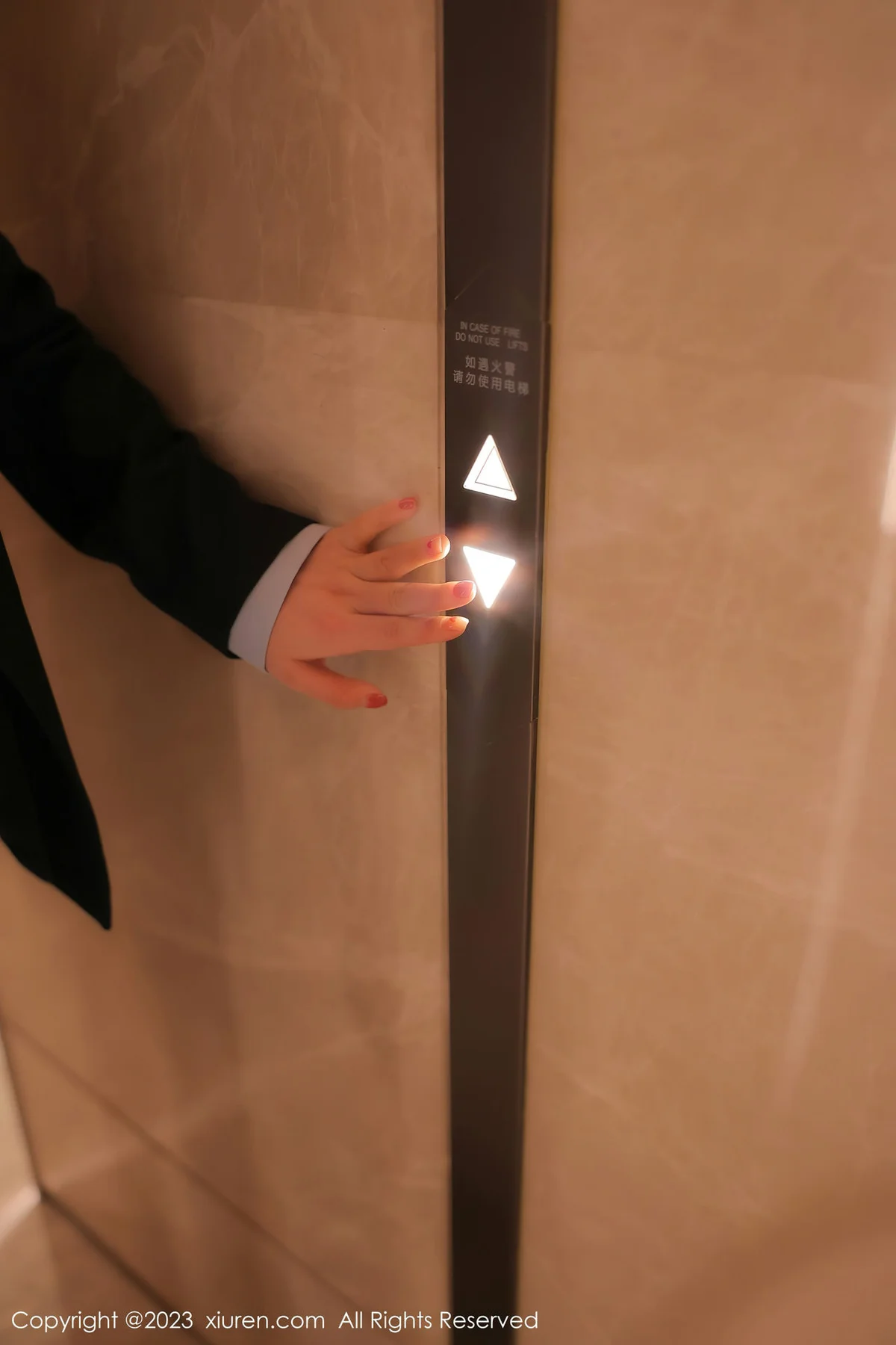 XiuRen 秀人 No.6190 豆瓣酱 OL装扮性感写真 - 1