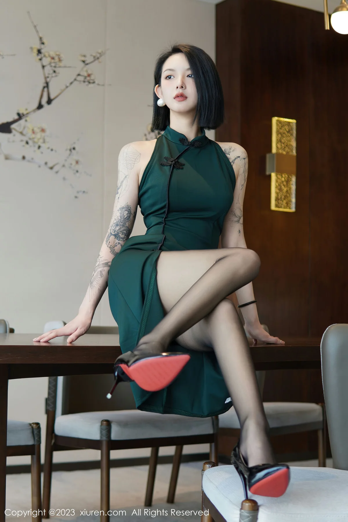 XiuRen 秀人 No.6205 乔一一 深绿色旗袍第二写真 - 4