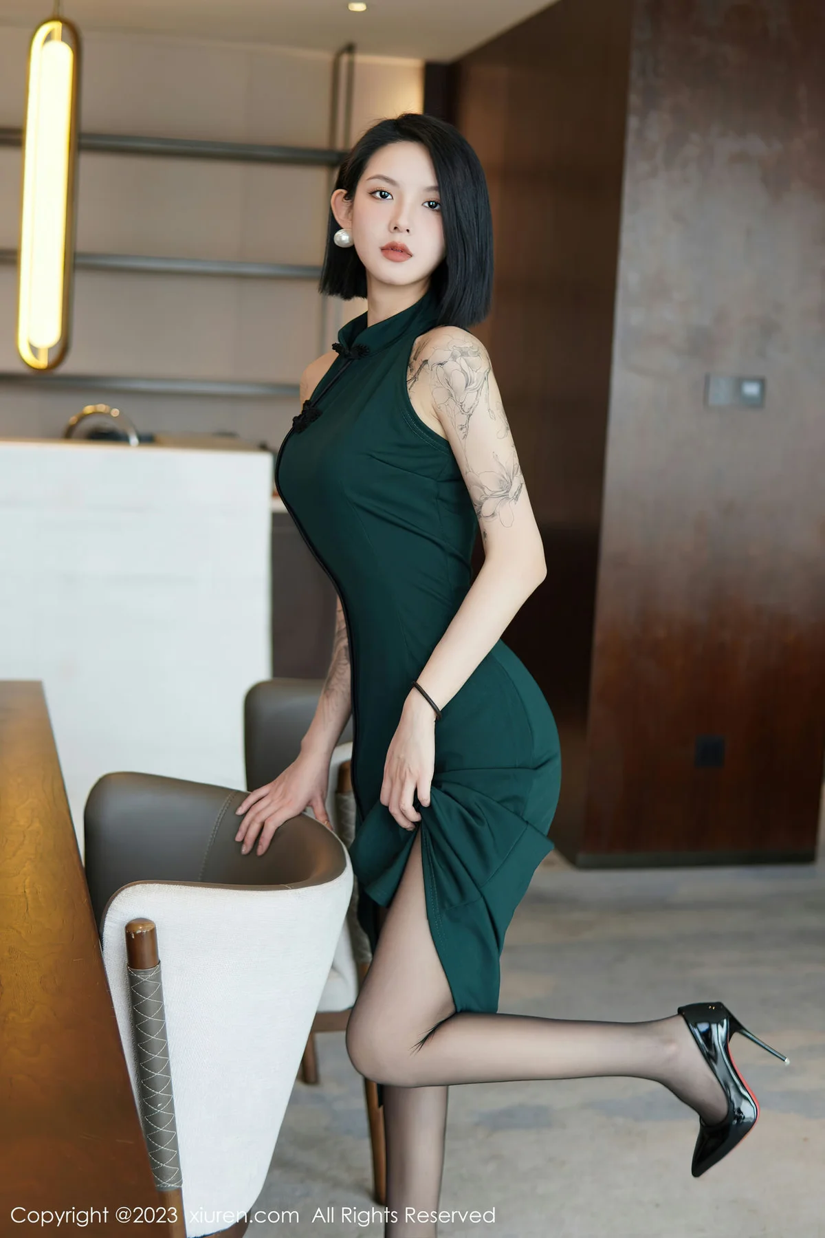 XiuRen 秀人 No.6205 乔一一 深绿色旗袍第二写真 - 7