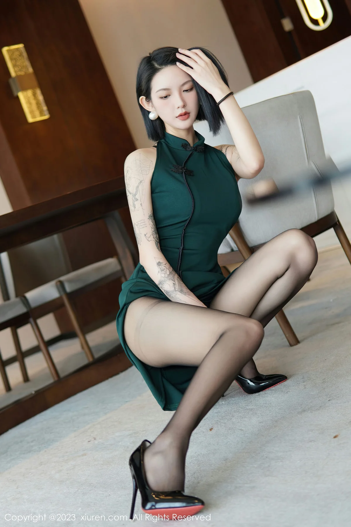 XiuRen 秀人 No.6205 乔一一 深绿色旗袍第二写真 - 5