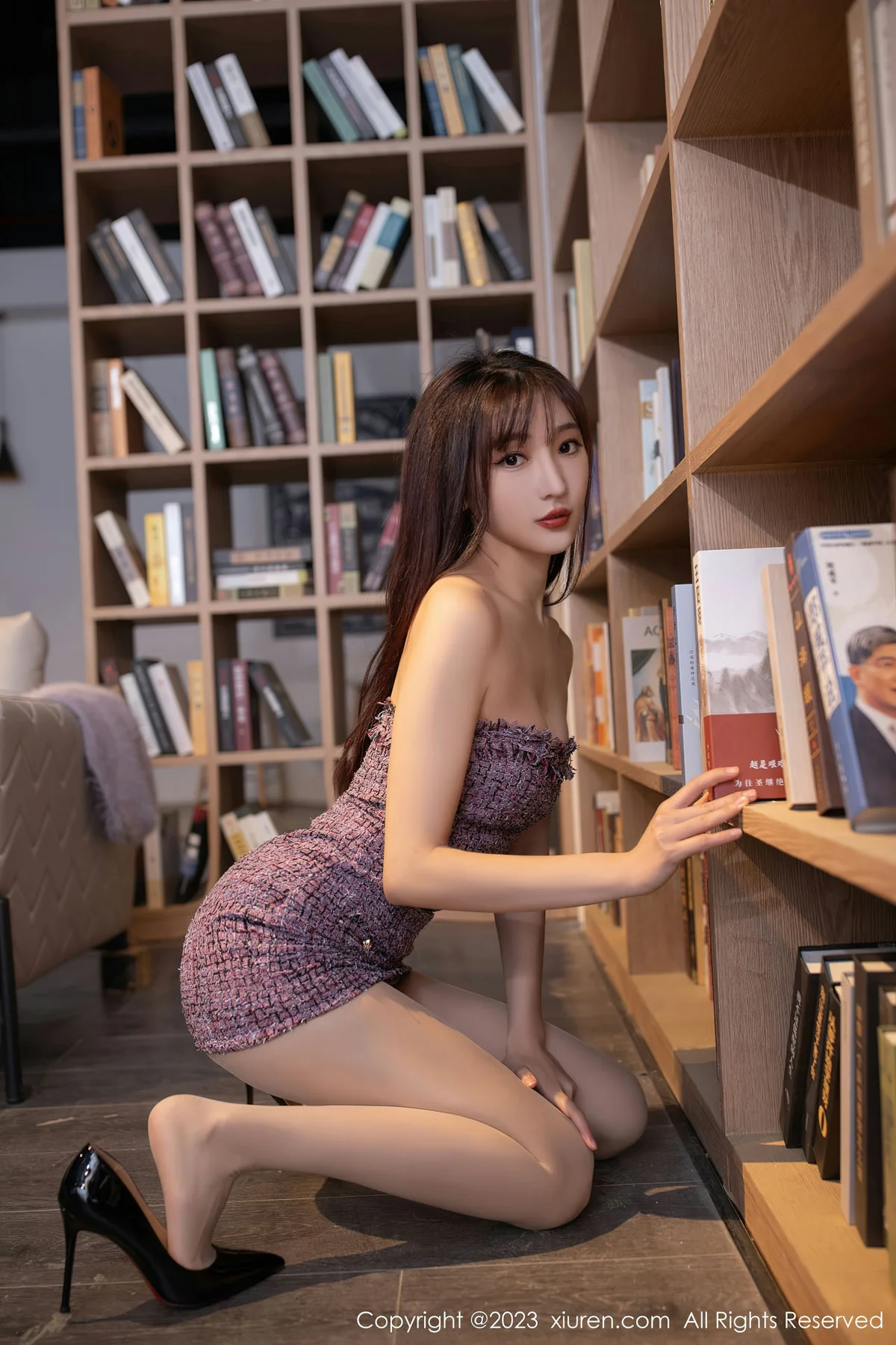 XiuRen 秀人 No.6209 陆萱萱 图书馆场景拍摄性感写真 - 2