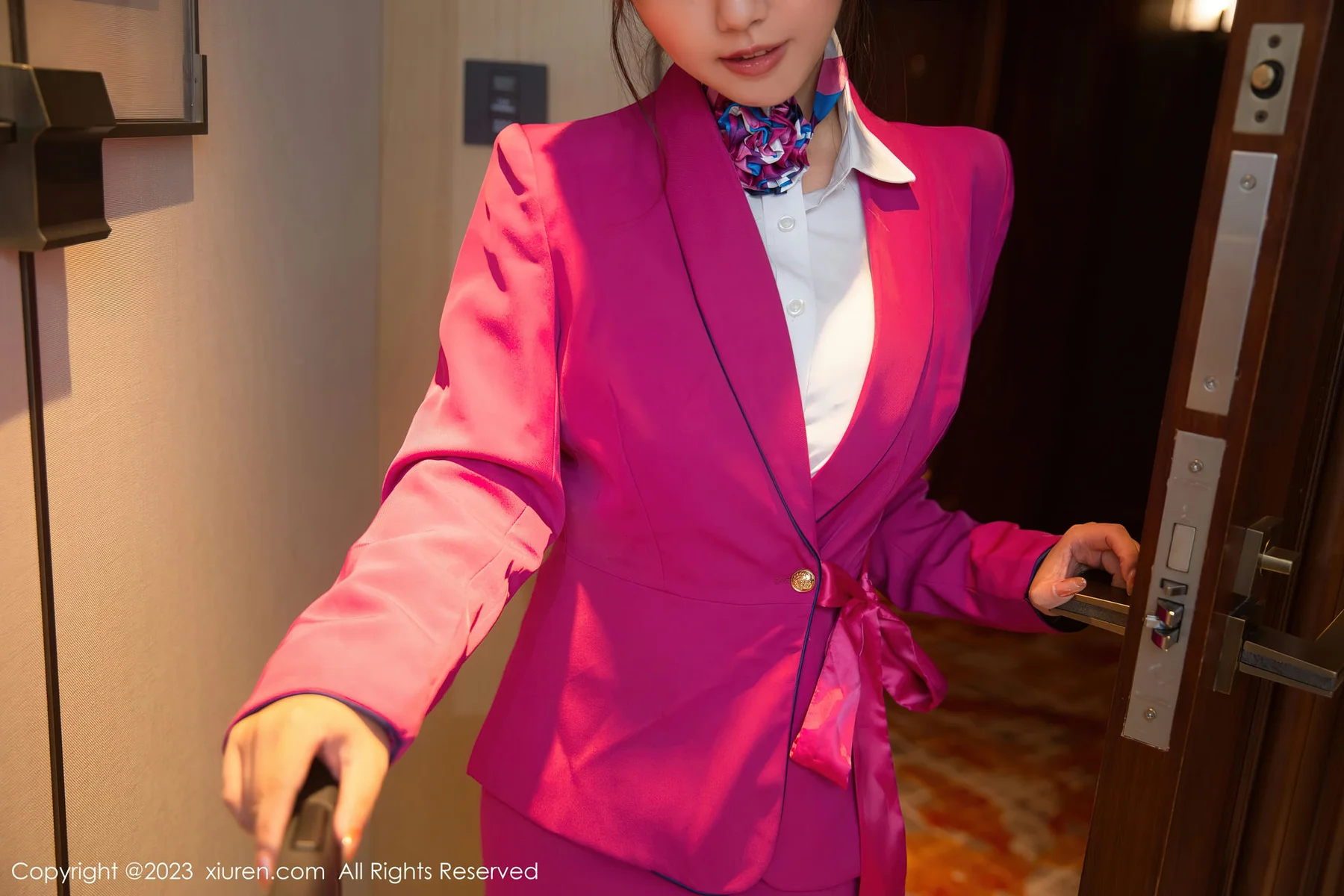 XiuRen 秀人 No.6318 张思允Nice 玫红色空姐制服性感写真1 - 2