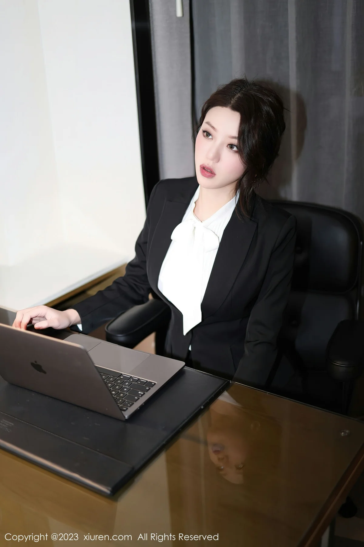 XiuRen 秀人 No.6342 米娜MnaL 36E性感的女上司写真3 - 1