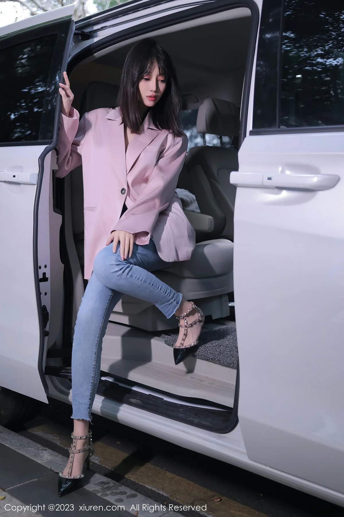 XiuRen 秀人 No.6355 玥儿玥er 车模美腿二月万宁旅拍33 - 1