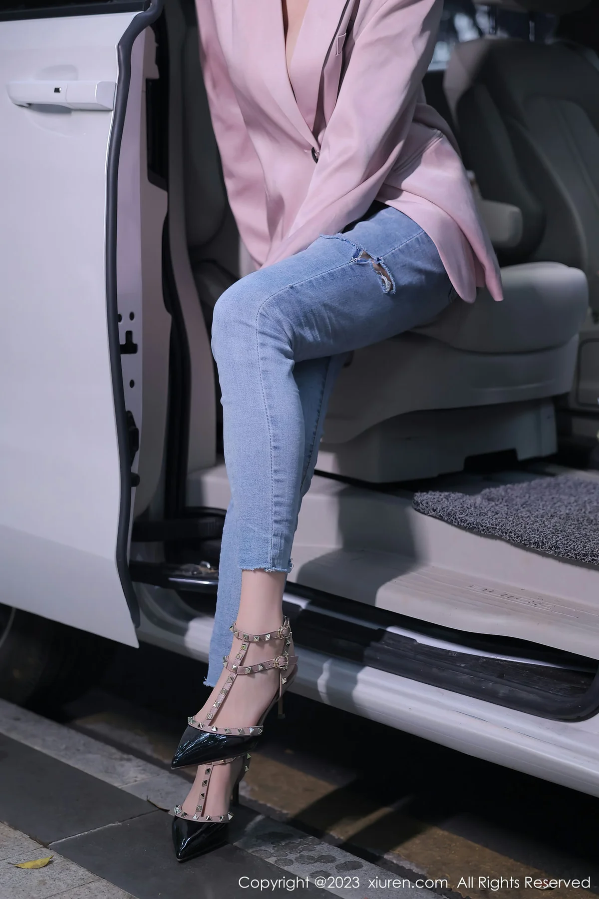 XiuRen 秀人 No.6355 玥儿玥er 车模美腿二月万宁旅拍33 - 6