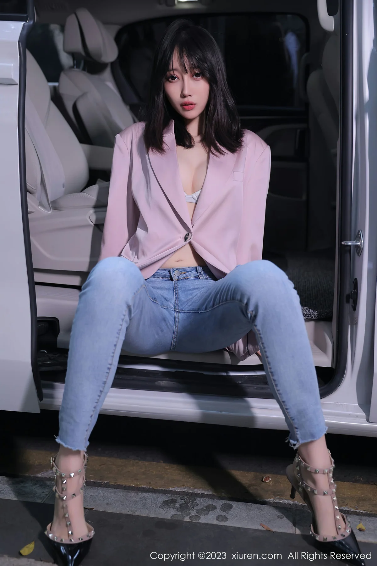 XiuRen 秀人 No.6355 玥儿玥er 车模美腿二月万宁旅拍33 - 1