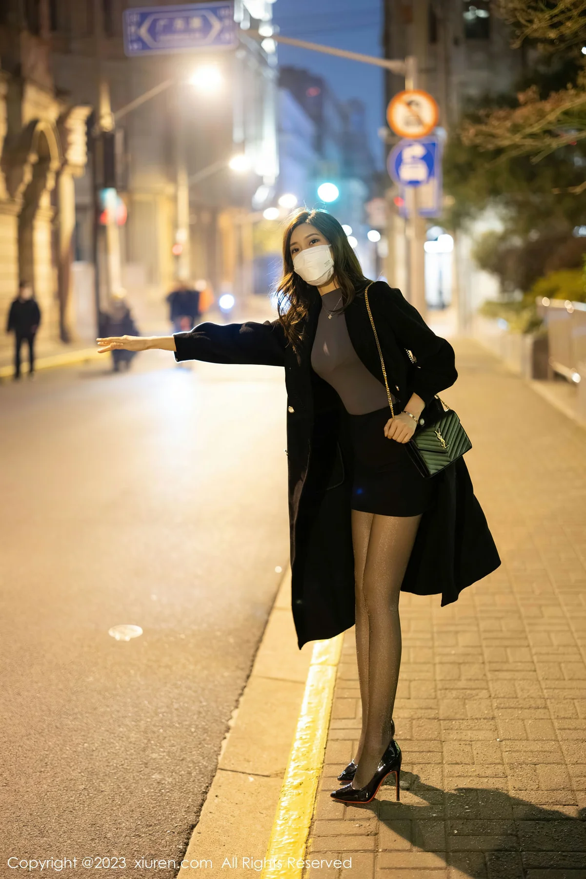 XiuRen 秀人 No.6395 绮里嘉ula 黑色短裙江浙沪旅拍1 - 4