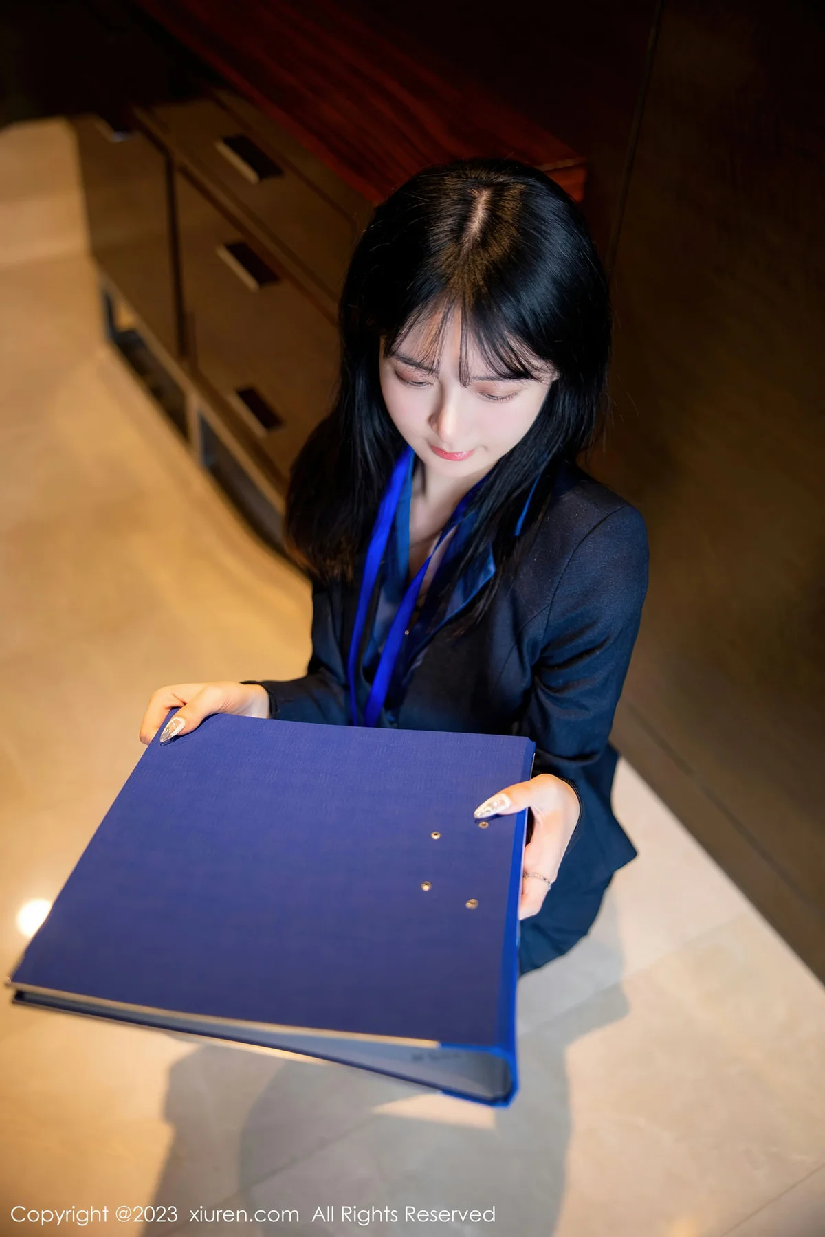 XiuRen 秀人 No.6407 谢小蒽 性感OL装扮性感写真1 - 4