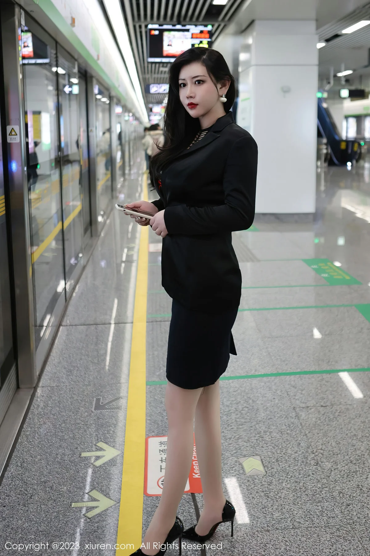 XiuRen 秀人 No.6421 王婉悠Queen 浅黑色OL性感写真1 - 4