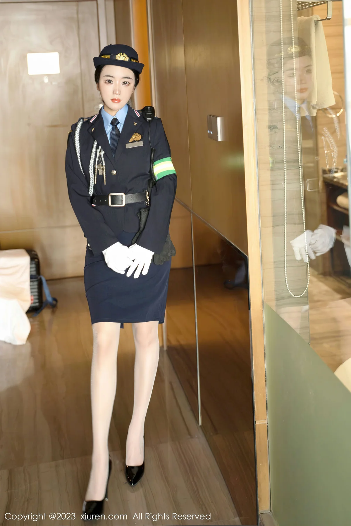 XiuRen 秀人 No.6497 汐汐爱吃草莓 科女搜查官系列性感写真 - 9