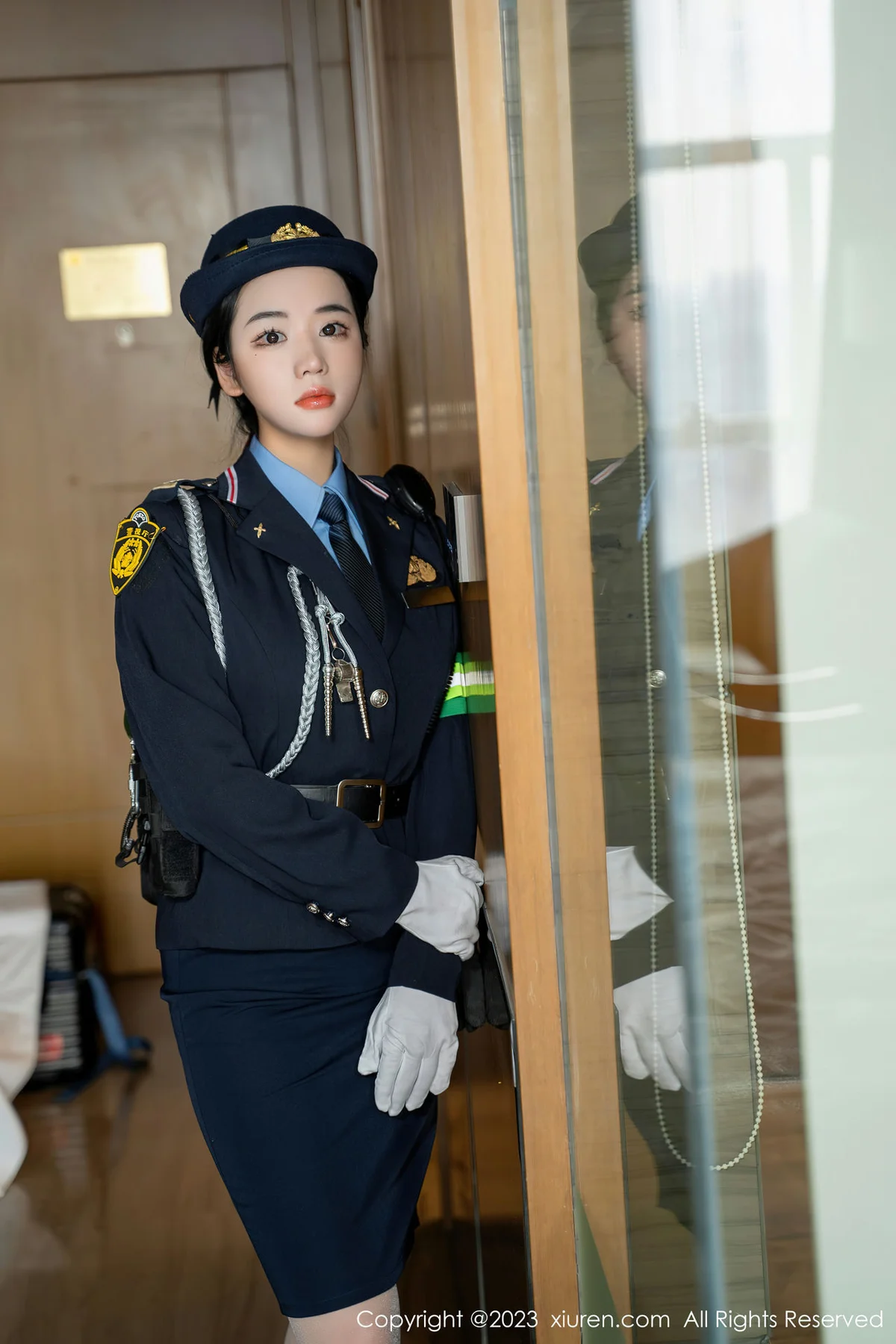 XiuRen 秀人 No.6497 汐汐爱吃草莓 科女搜查官系列性感写真 - 1