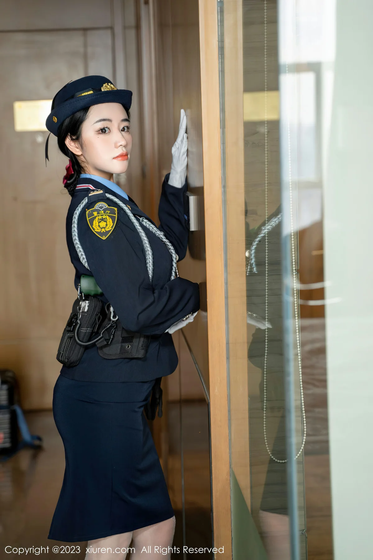 XiuRen 秀人 No.6497 汐汐爱吃草莓 科女搜查官系列性感写真 - 2