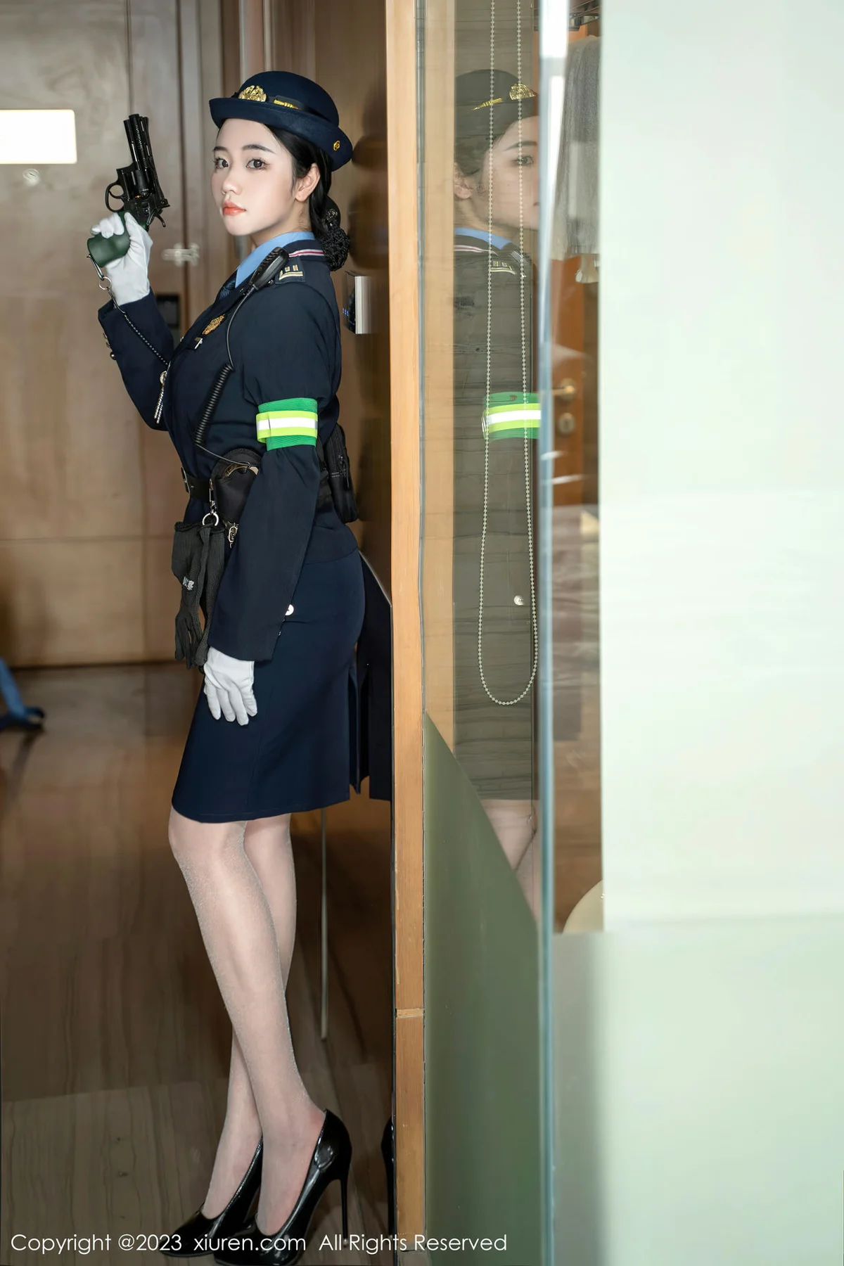 XiuRen 秀人 No.6497 汐汐爱吃草莓 科女搜查官系列性感写真 - 7