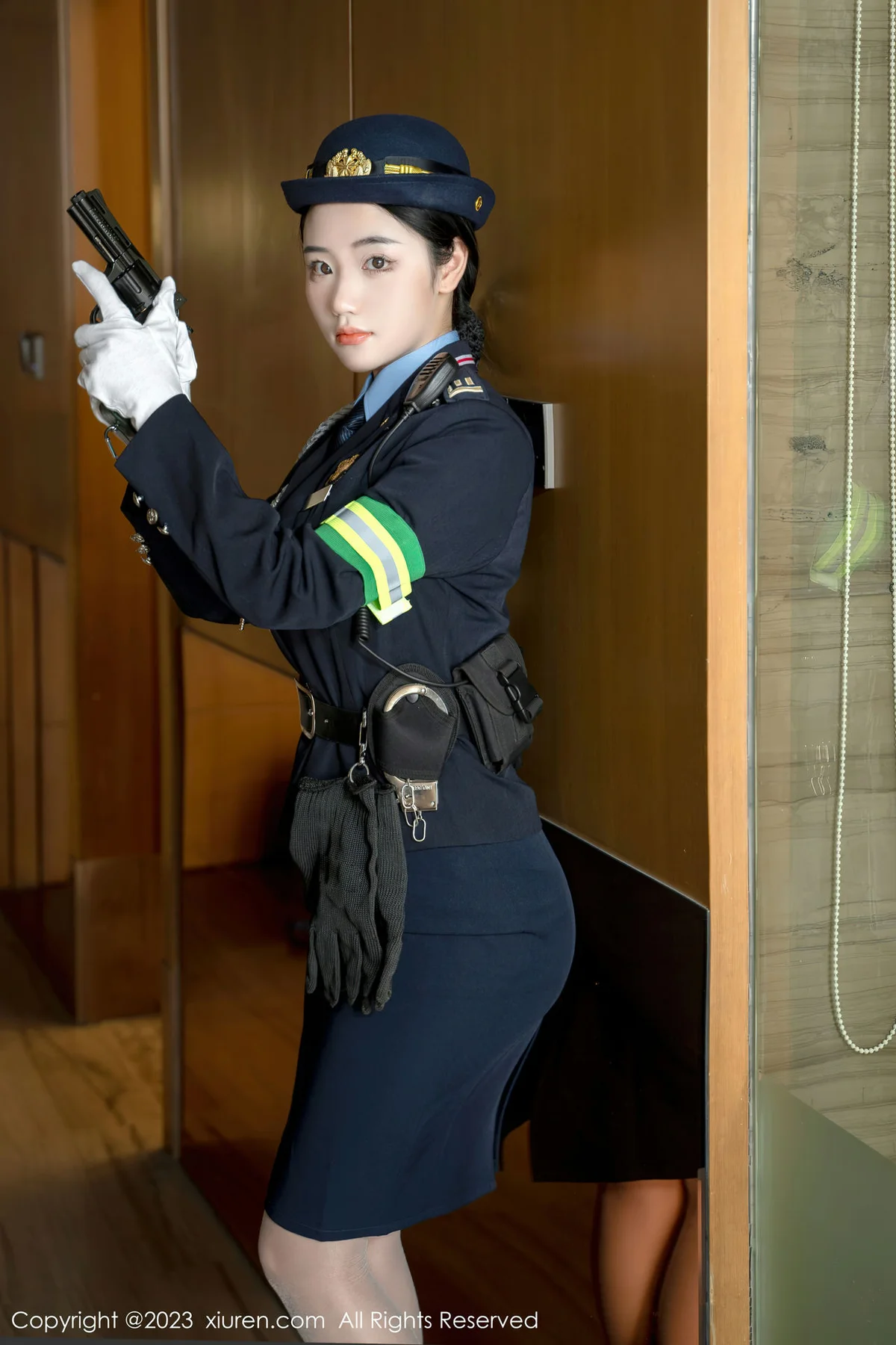 XiuRen 秀人 No.6497 汐汐爱吃草莓 科女搜查官系列性感写真 - 8