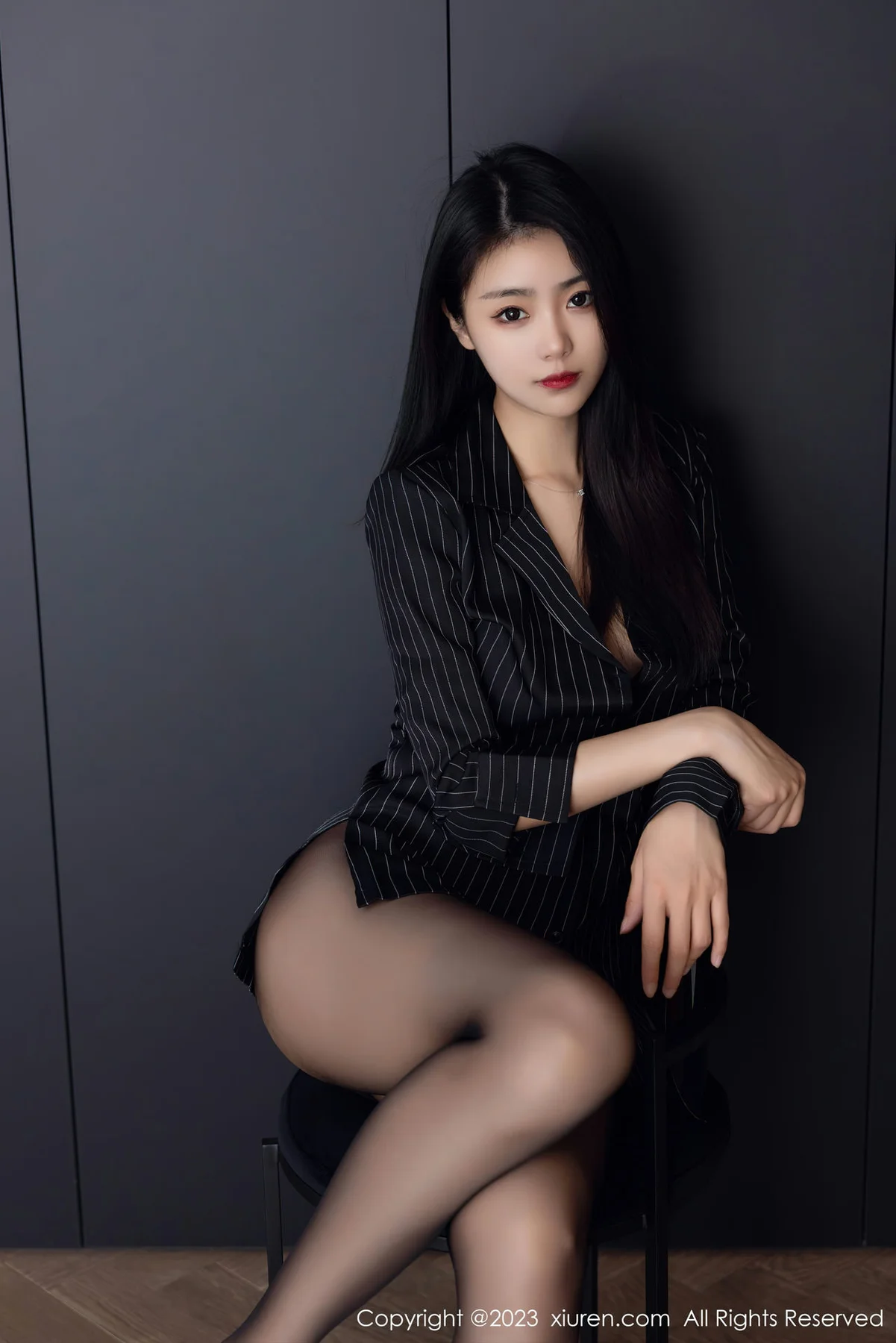 XiuRen 秀人 No.6677 可樂Vicky 黑色条纹上衣性感写真33 - 3