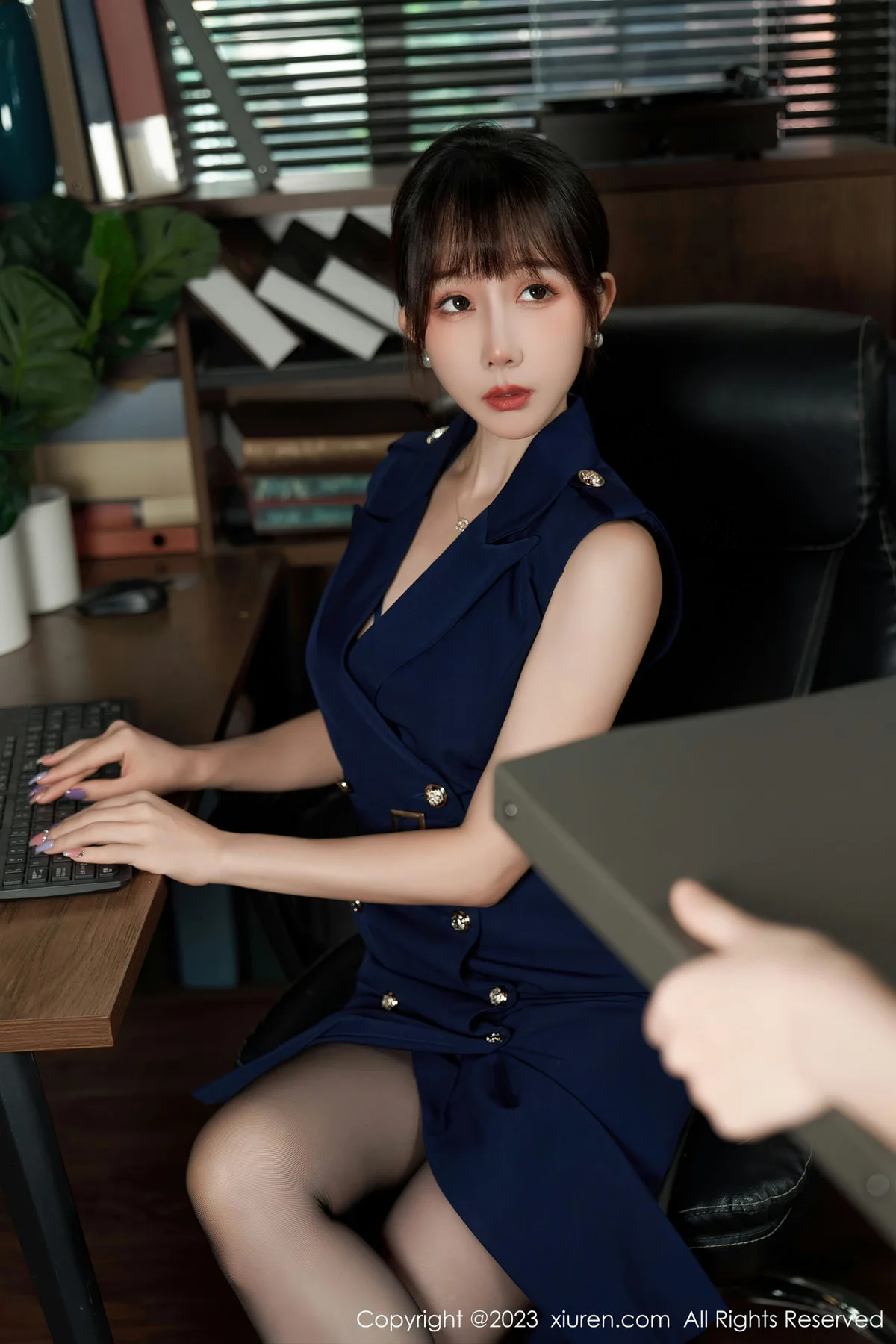 XiuRen 秀人 No.6737 波巧酱 剧情主题“办公室不能说的秘密”性感写真11 - 1