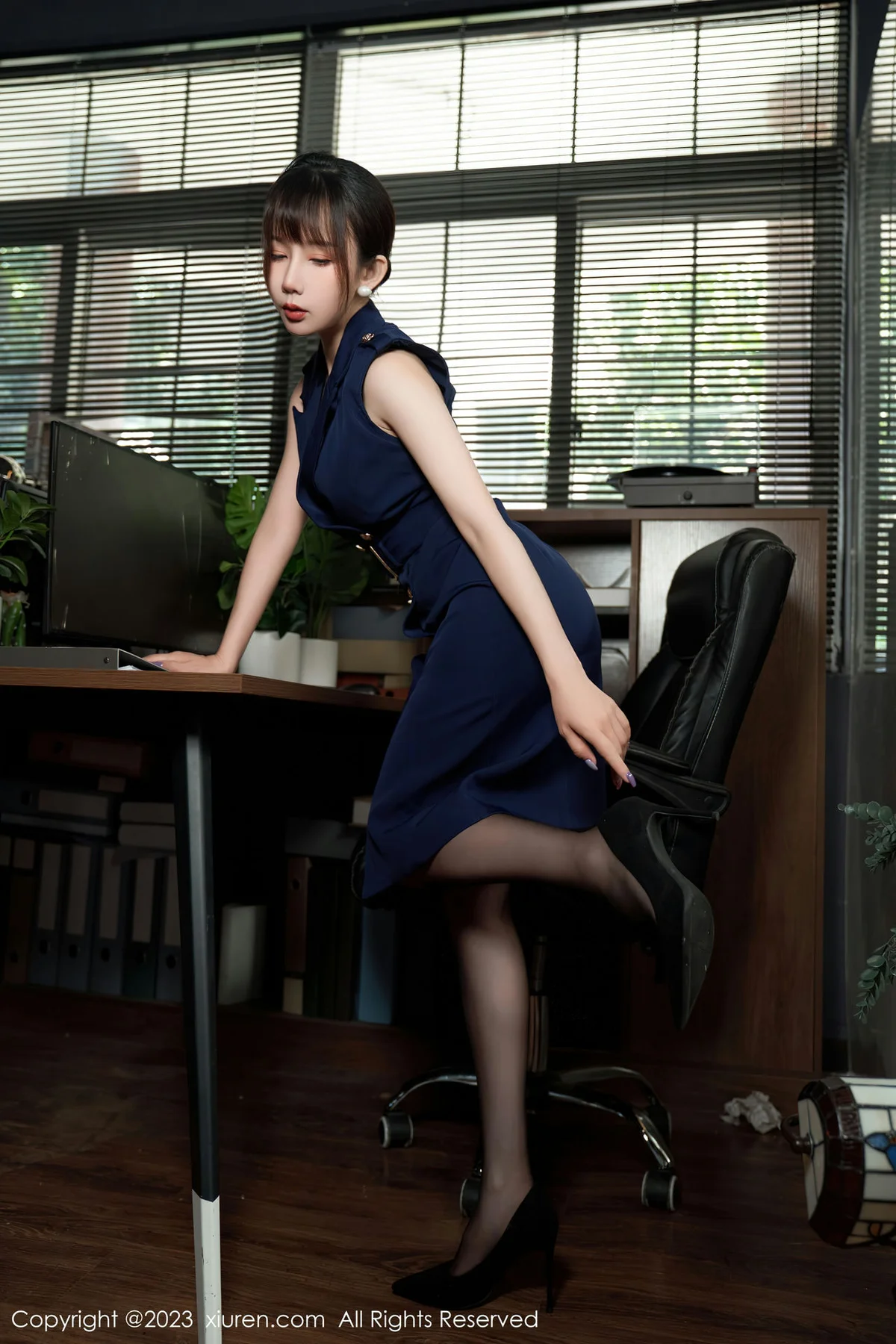 XiuRen 秀人 No.6737 波巧酱 剧情主题“办公室不能说的秘密”性感写真11 - 4