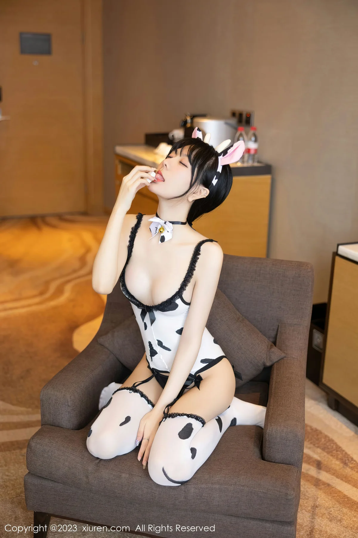 XiuRen 秀人 No.6774 幼幼 情趣奶牛装性感写真1 - 10