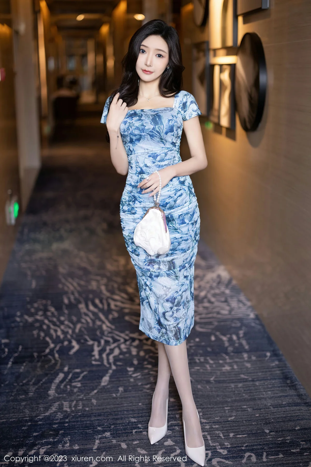 XiuRen 秀人 No.6812 王馨瑶yanni 花色连衣裙性感写真1 - 4