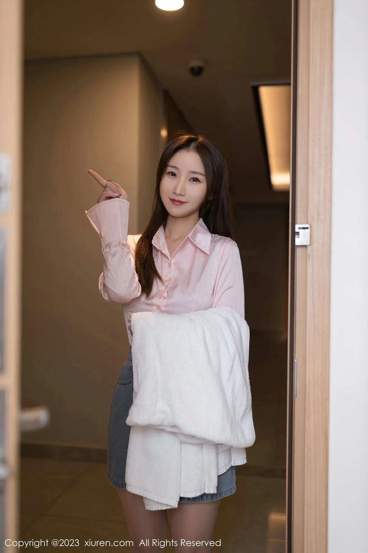 XiuRen 秀人 No.6832 主题“向邻居借水” 杏子Yada 性感写真1 - 1