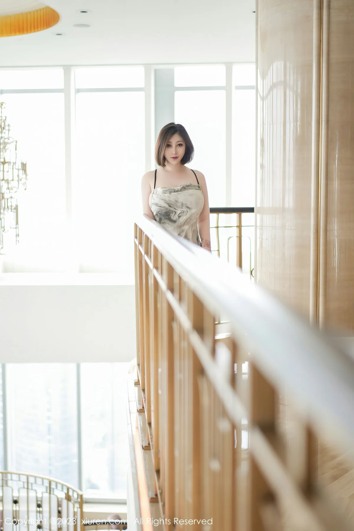 XiuRen 秀人 No.6846 妲己_Toxic 浅灰色吊带长裙性感写真1 - 3