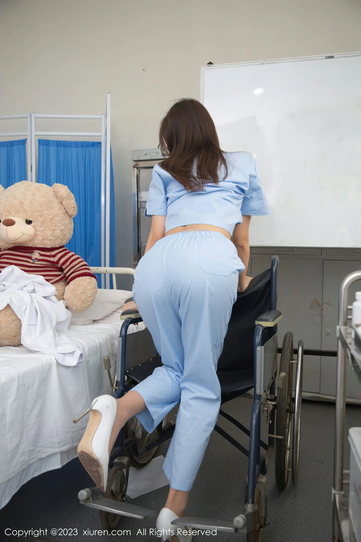 XiuRen 秀人 No.6849 绮里嘉ula 美女医生装扮性感写真1 - 3