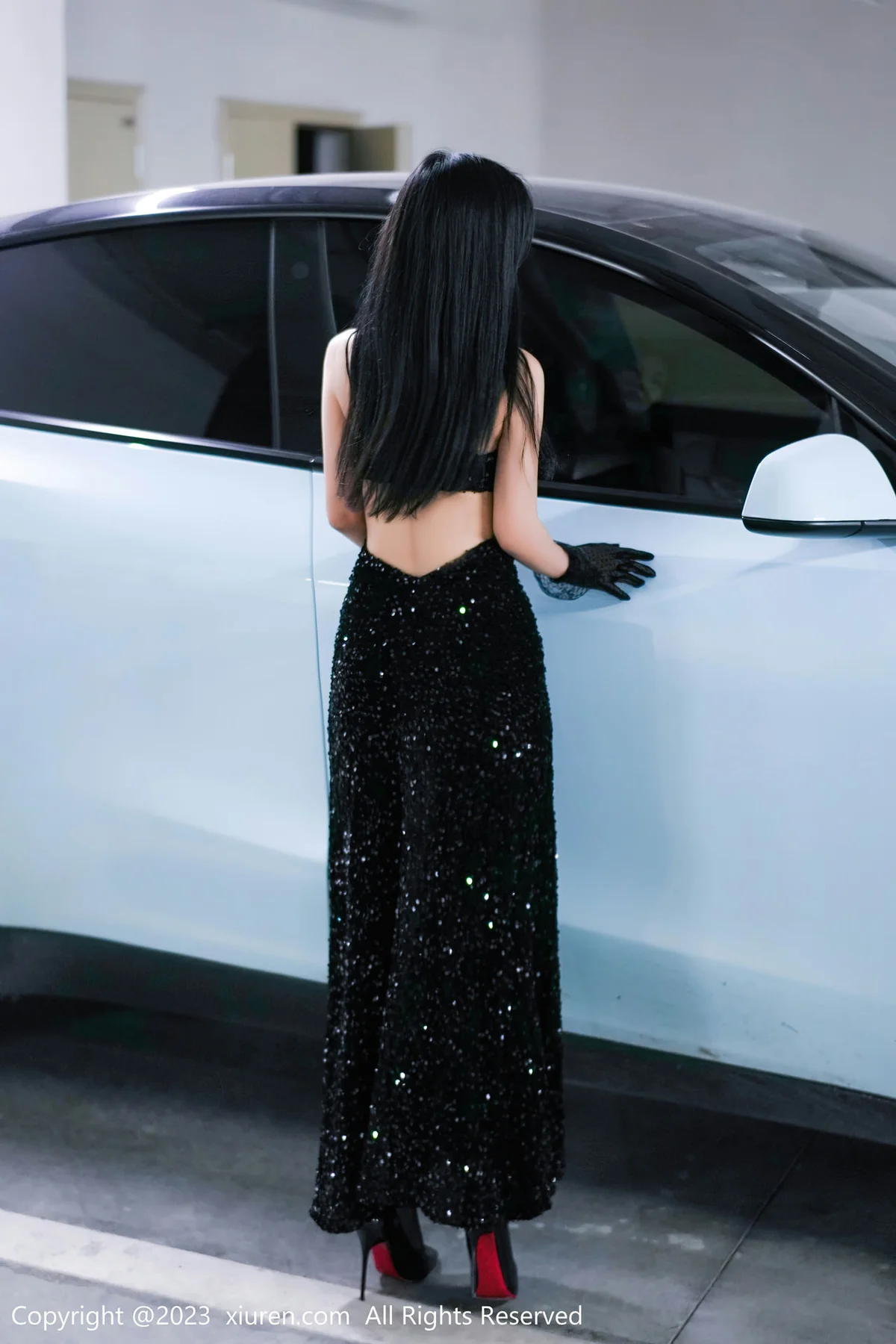 XiuRen 秀人 No.6881 laura阿姣 停车场尾随主题性感写真1 - 1