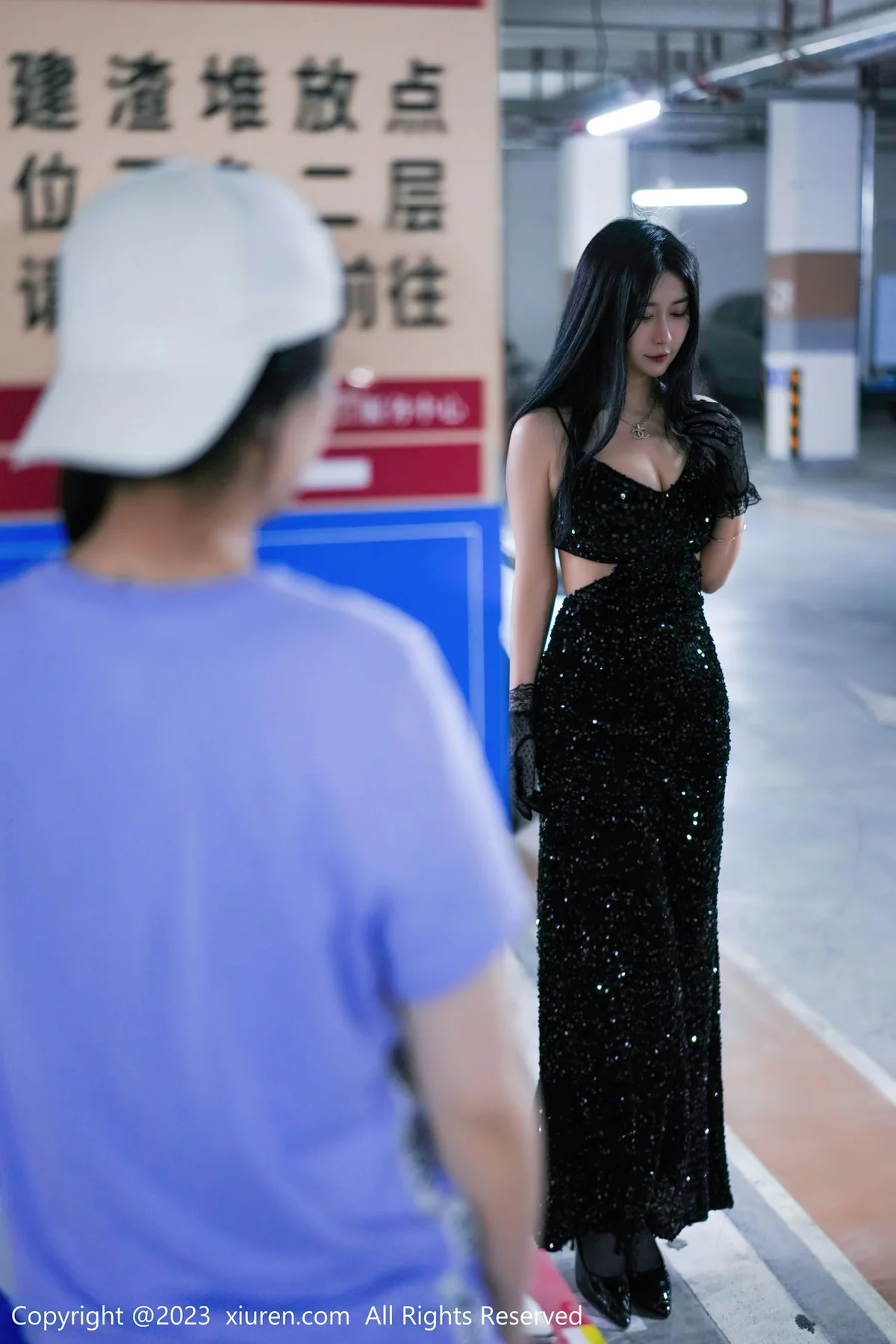 XiuRen 秀人 No.6881 laura阿姣 停车场尾随主题性感写真1 - 4