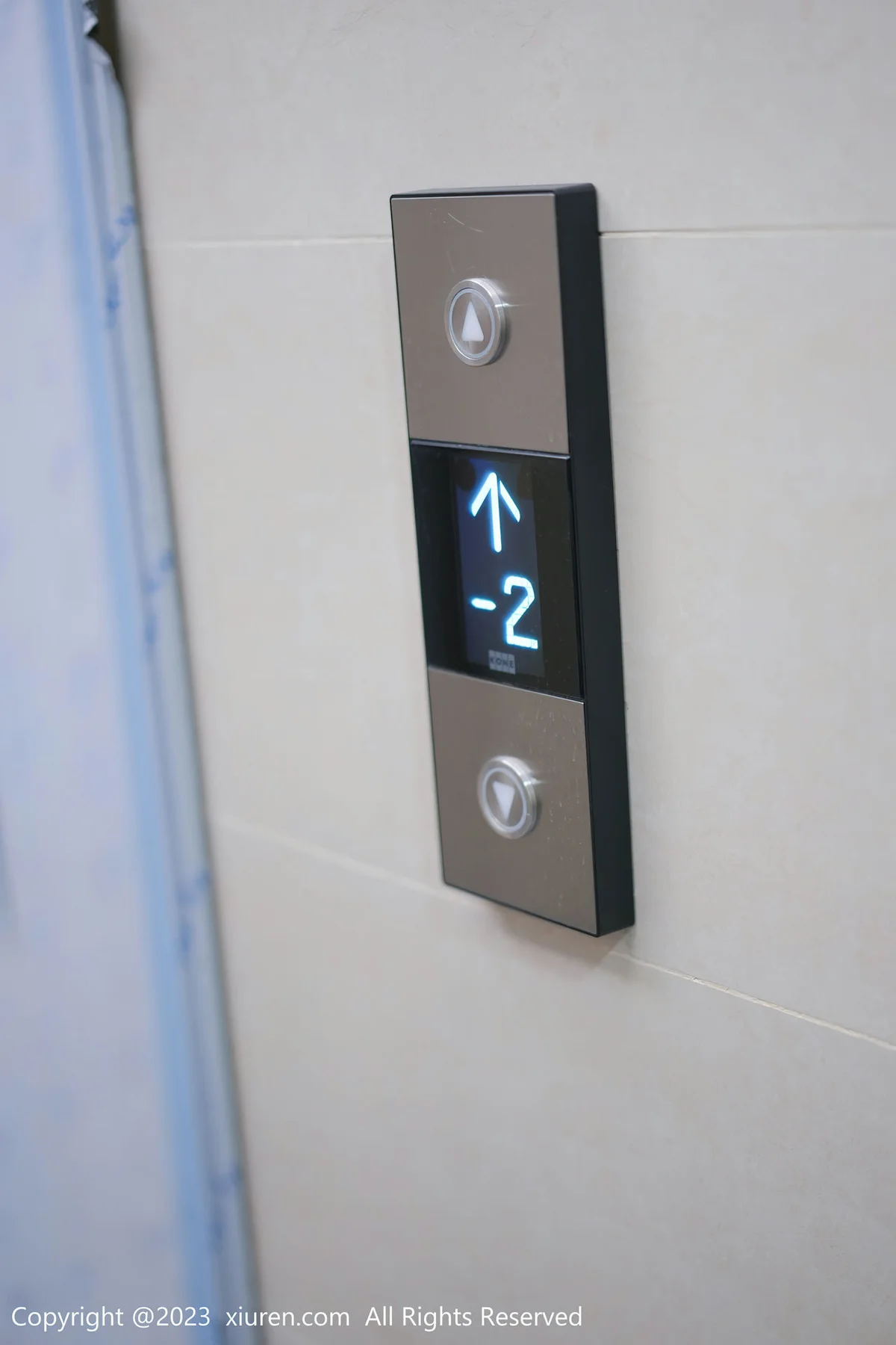 XiuRen 秀人 No.6881 laura阿姣 停车场尾随主题性感写真1 - 9