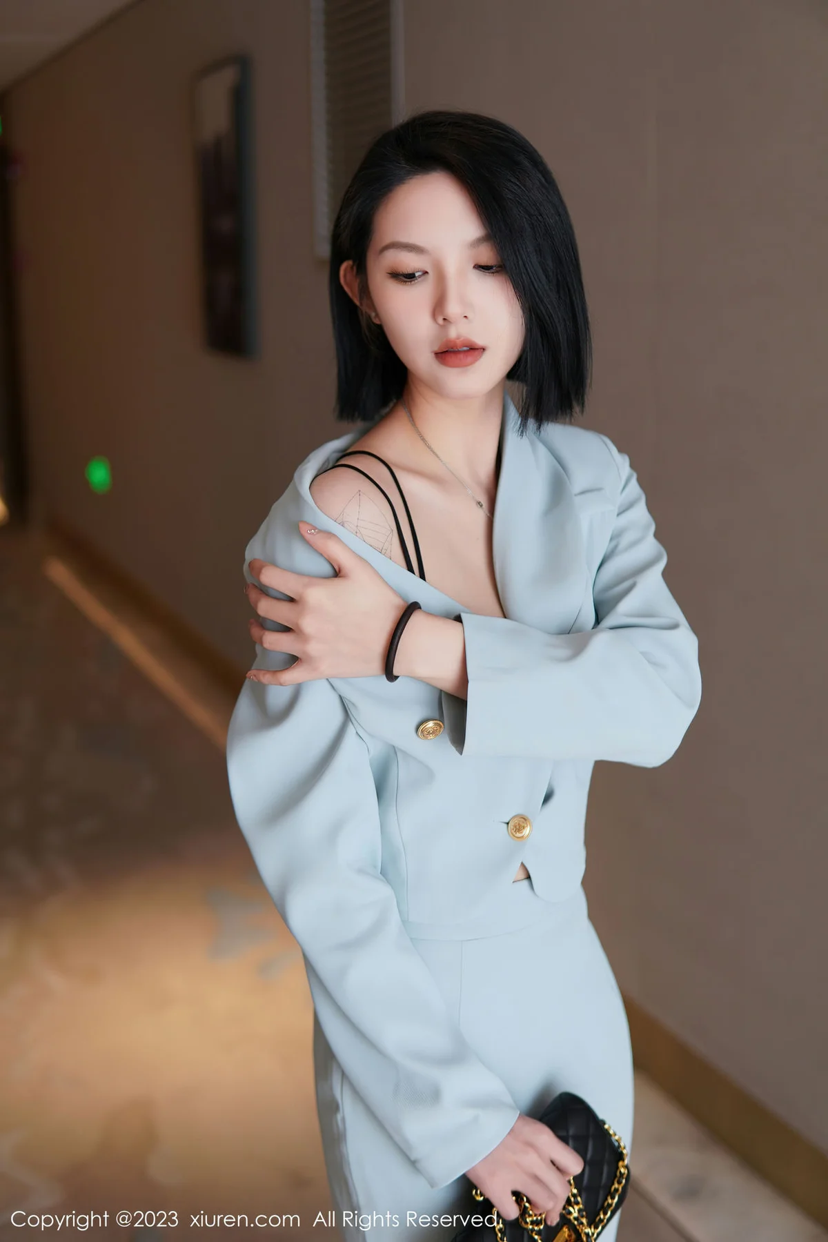 XiuRen 秀人 No.6885 乔一一 诱人原色丝袜性感写真 - 3