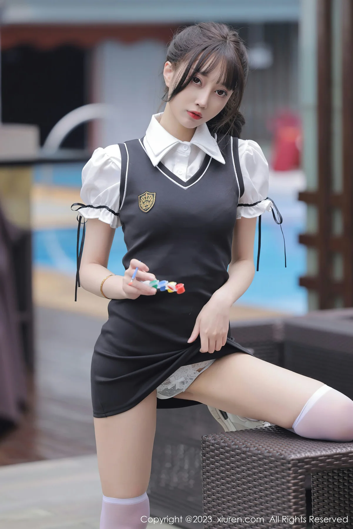 XiuRen 秀人 No.6889 玥儿玥er 黑色背带裙广州旅拍1 - 2