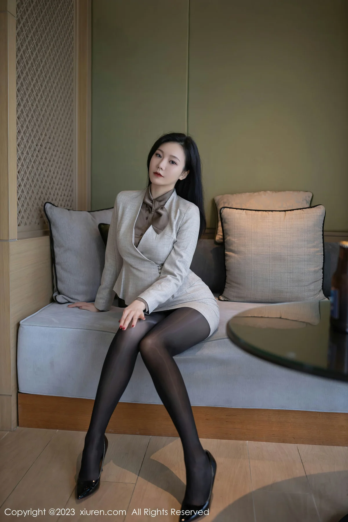 XiuRen 秀人 No.6951 安然anran 灰色职业Ol泰国旅拍1 - 3