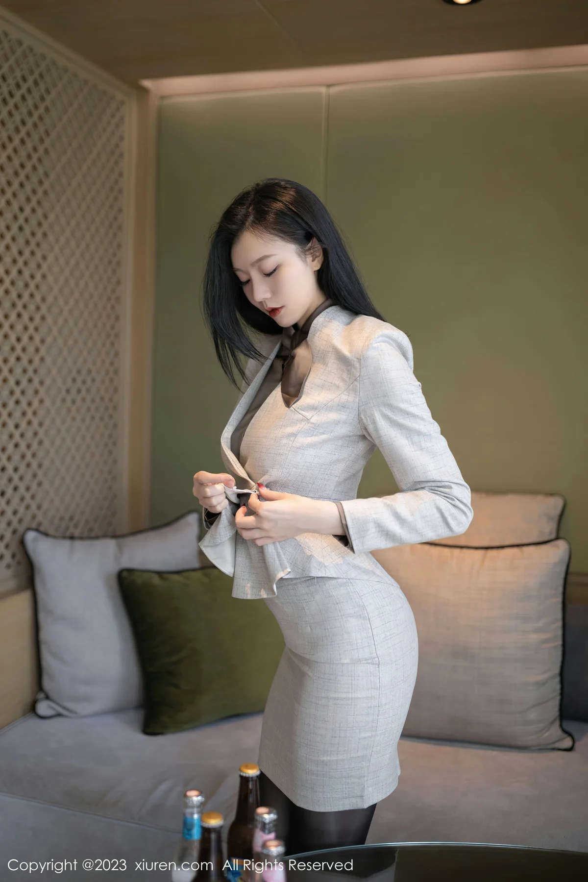 XiuRen 秀人 No.6951 安然anran 灰色职业Ol泰国旅拍1 - 5