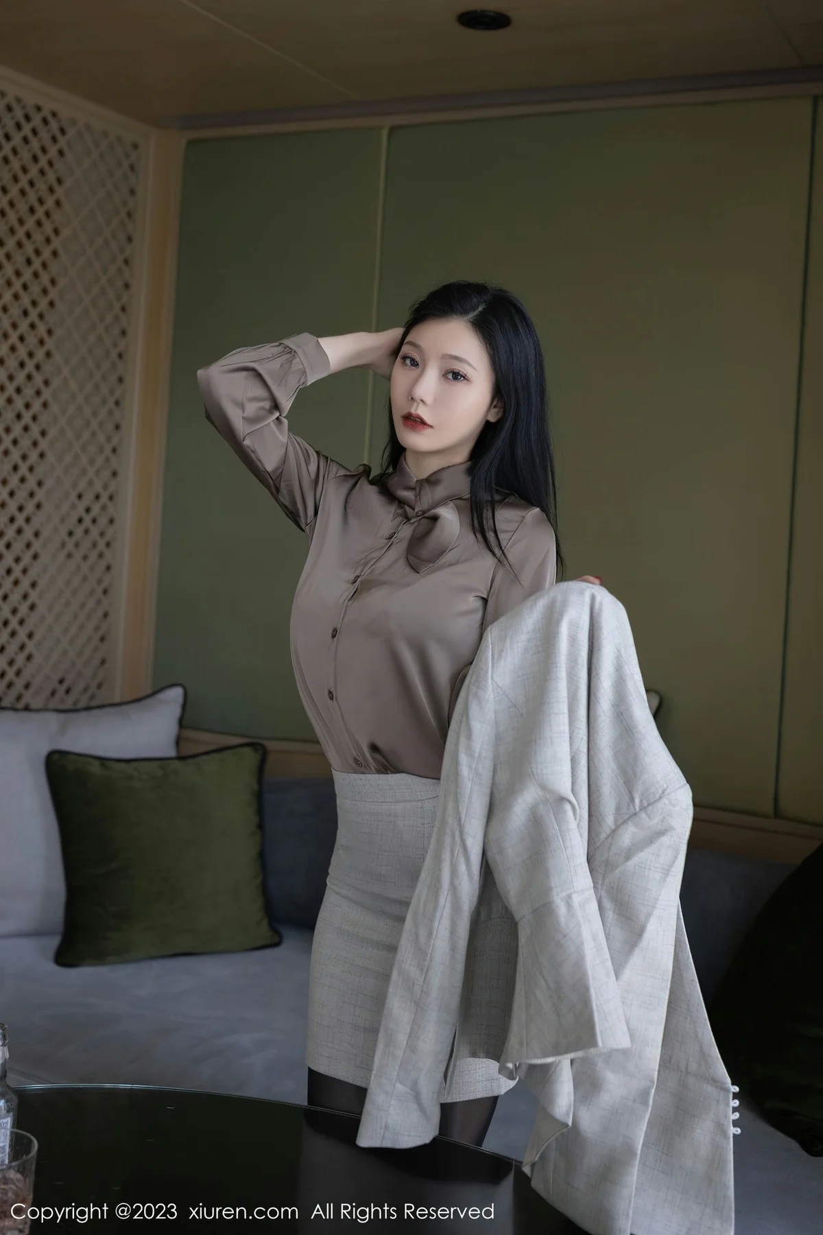 XiuRen 秀人 No.6951 安然anran 灰色职业Ol泰国旅拍1 - 2