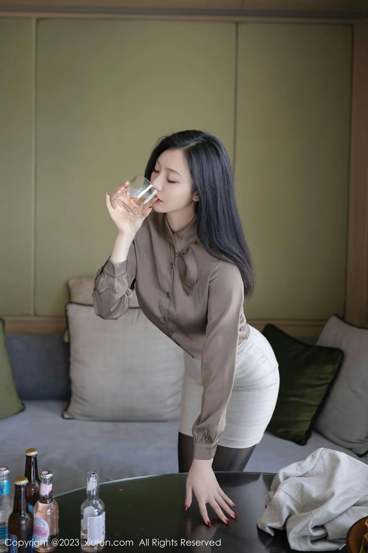 XiuRen 秀人 No.6951 安然anran 灰色职业Ol泰国旅拍1 - 4